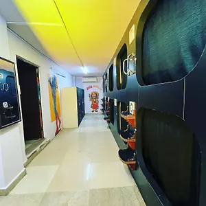  Hostel Madsquad Dorms & Indie